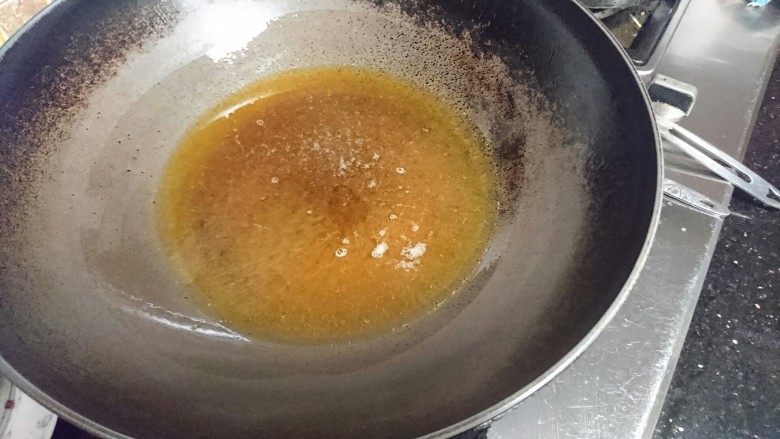 快手小食+葱香小鱼,锅中入油，大火加热至油面起小气泡