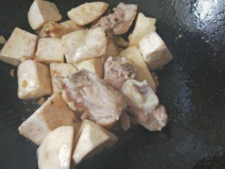 南瓜香芋排骨煲,放入汆过水的排骨，加适量盐翻炒