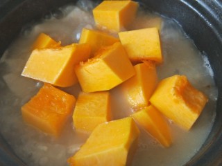 南瓜香芋排骨煲,煮到芋头七八分熟的时候放入南瓜