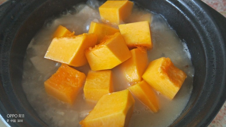 南瓜香芋排骨煲,煮到芋头七八分熟的时候放入南瓜