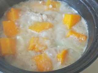 南瓜香芋排骨煲,待南瓜煮熟，此时汤汁很浓郁了，一部分的芋头化在汤里了