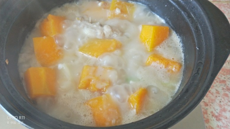 南瓜香芋排骨煲,待南瓜煮熟，此时汤汁很浓郁了，一部分的芋头化在汤里了