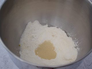 超软小面包,把材料都放入和面桶，顺序为纯牛奶、鸡蛋液、玉米油，糖和盐对角放，然后放奶粉和面粉，酵母放最上面