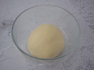 超软小面包,取出面团揉圆盖上保鲜膜放在温暖处发酵至两倍大左右