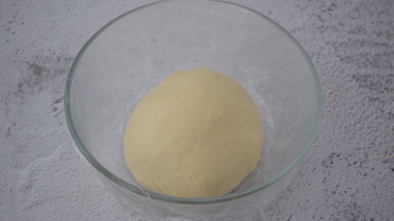 超软小面包,取出面团揉圆盖上保鲜膜放在温暖处发酵至两倍大左右