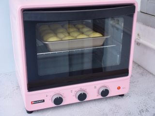 超软小面包,放入预热好的烤箱，上下火160度，中层15分钟