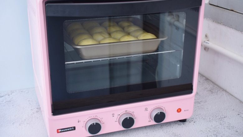 超软小面包,放入预热好的烤箱，上下火160度，中层15分钟