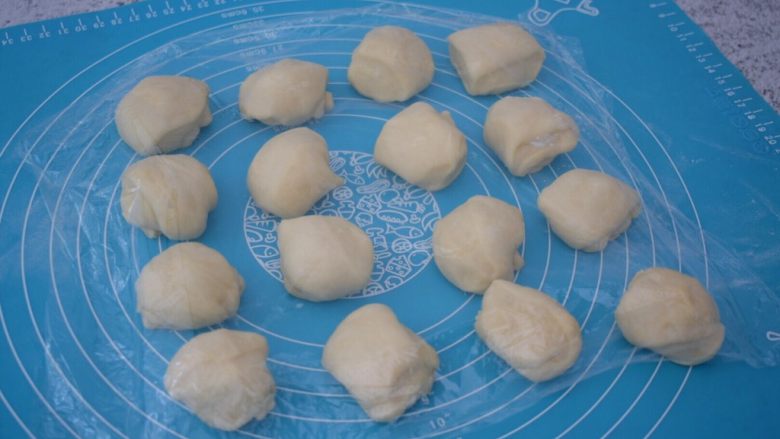 超软小面包,取出面团揉均匀分成16份相同大小的面团，盖上保鲜膜醒发15分钟