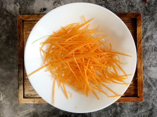 千张卷黄瓜,适当的放些盐，根据胡萝卜丝的数量定。