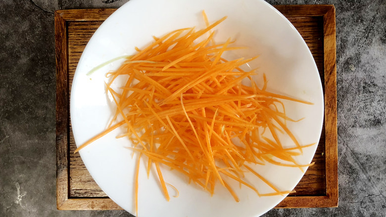 千张卷黄瓜,适当的放些盐，根据胡萝卜丝的数量定。
