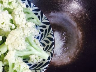 家常菜+蚝油炒有机花菜,倒入洗净的花菜