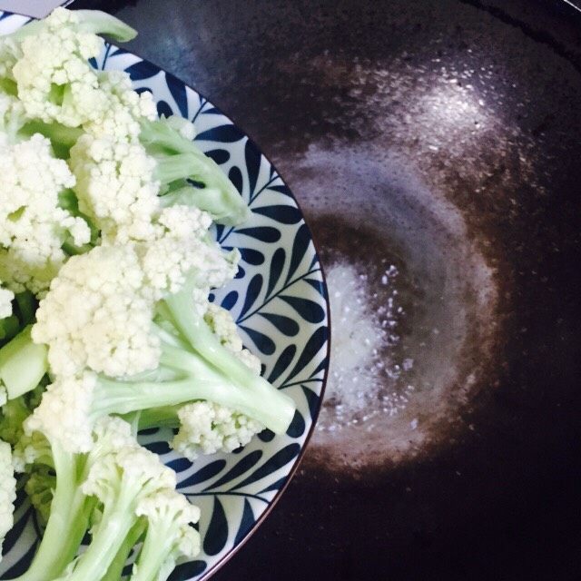家常菜+蚝油炒有机花菜,倒入洗净的花菜
