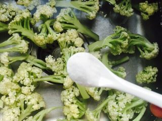 家常菜+蚝油炒有机花菜,将花菜掰成小朵放在水里加一茶匙盐浸泡15分钟