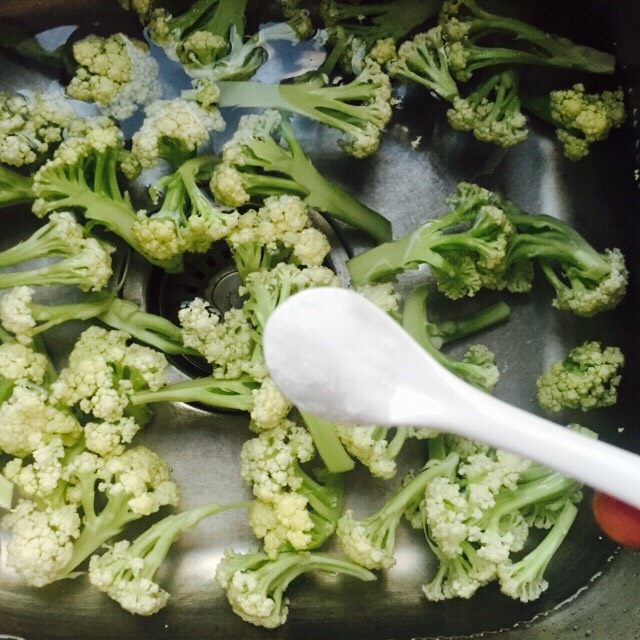 家常菜+蚝油炒有机花菜,将花菜掰成小朵放在水里加一茶匙盐浸泡15分钟