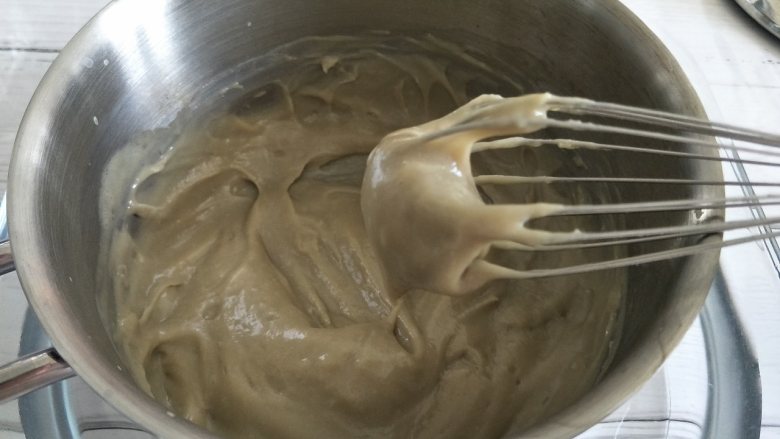 香浓顺滑的黑豆卡仕达酱,直到出现浓稠状态，挂到打蛋器上，即可。
