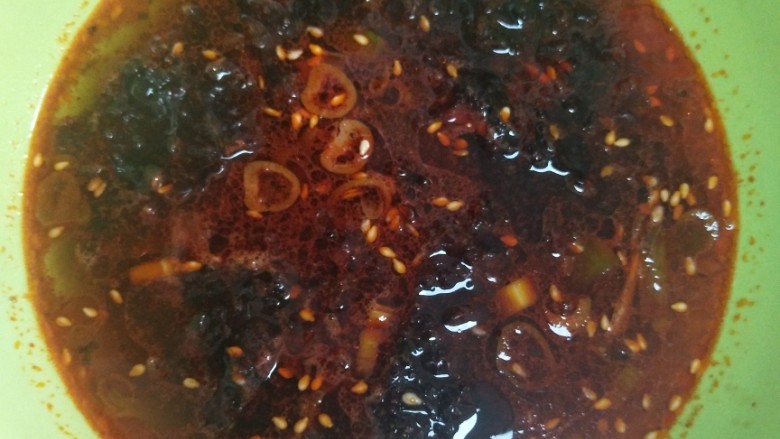 猪肉卷心菜酸汤饺子,用煮饺子的汤倒入碗中，酸汤就好了
