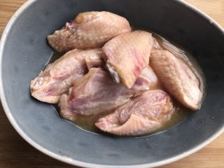 快手正餐  盐焗鸡中翅,加点水，把腌料拌匀，腌2小时左右，鸡翅翻面腌。