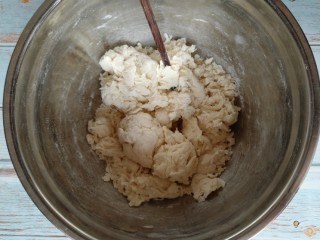糖火烧,面粉里加入食盐、酵母、白糖分次加入清水搅拌成棉絮状。