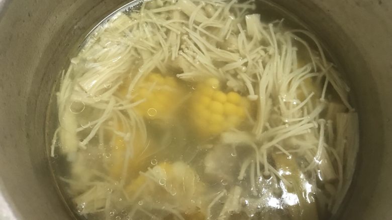 快手正餐  玉米金针菇排骨汤,煲好后调味。