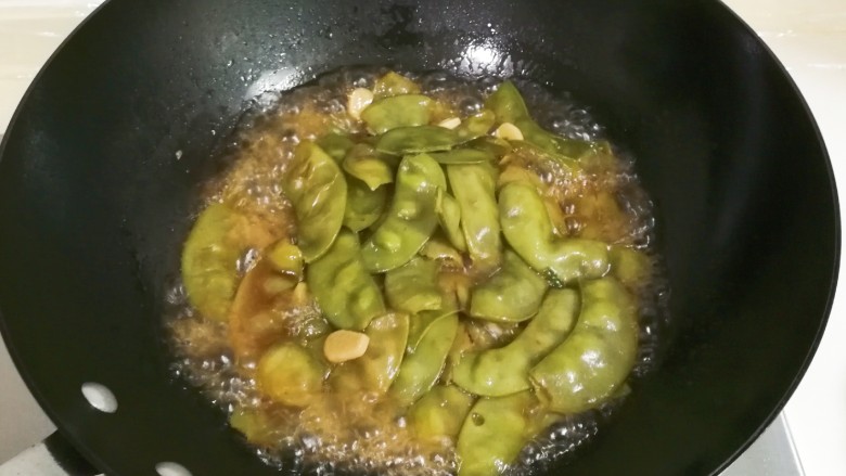 快手正餐   生抽扁豆,放入适量热水盖上锅盖烧开，转小火烧焖至扁豆熟透，一定要熟透，不然会中毒的