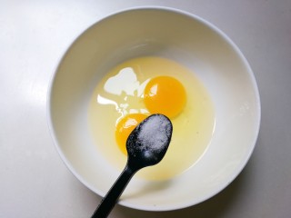 快手正餐   小葱海参蒸蛋,碗中放入少许盐打散均匀成蛋液
