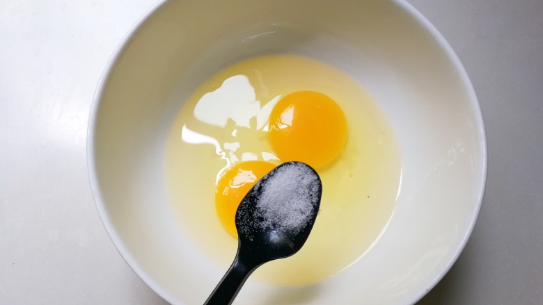 快手正餐   小葱海参蒸蛋,碗中放入少许盐打散均匀成蛋液