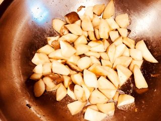 秘汁杏鲍菇,油七分热时放入杏鲍菇，炒至金黄，加入葱蒜，爆炒。