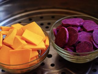 快手小食  紫薯南瓜麦片酸奶杯,首先把紫薯和南瓜洗净后去皮，然后用刀切片，锅中倒入适量清水烧开后，把紫薯和南瓜放入锅中蒸15分钟后关火；