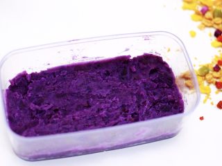 快手小食  紫薯南瓜麦片酸奶杯,准备一个杯子，我用的是长方形的，这样成品出来好看，把蒸熟的紫薯加少许牛奶捣成泥状，铺到杯子最底层；