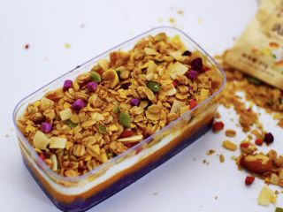 快手小食  紫薯南瓜麦片酸奶杯,在酸奶上面铺上果蔬麦片，也可以是自己喜欢的干果仁；