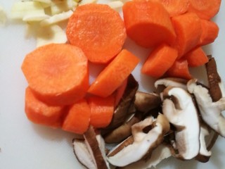 快手菜，胡萝卜番茄牛肉羹,香菇快速切片，胡萝卜切段