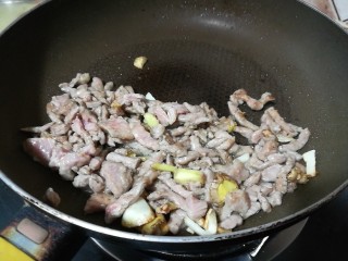 快手菜，胡萝卜番茄牛肉羹,锅中大火，热油至七成，加入姜蒜爆香，加入牛肉翻炒