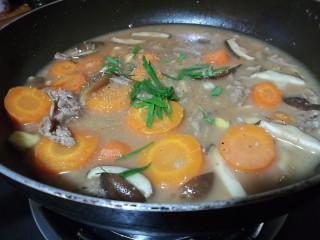 快手菜，胡萝卜番茄牛肉羹,撒上新鲜罗勒叶，起锅