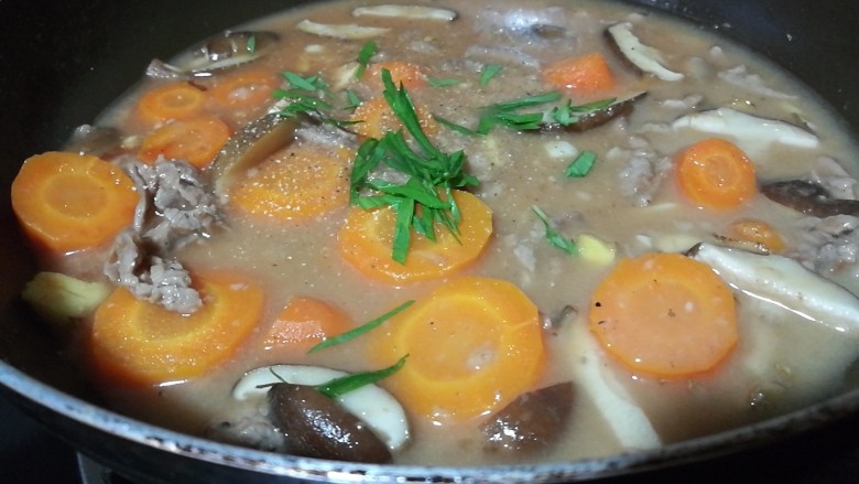 快手菜，胡萝卜番茄牛肉羹,撒上新鲜罗勒叶，起锅