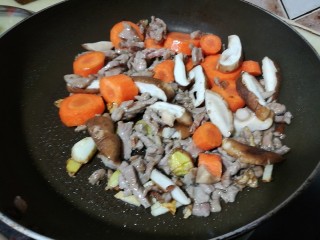 快手菜，胡萝卜番茄牛肉羹,加入胡萝卜香菇，快速翻炒