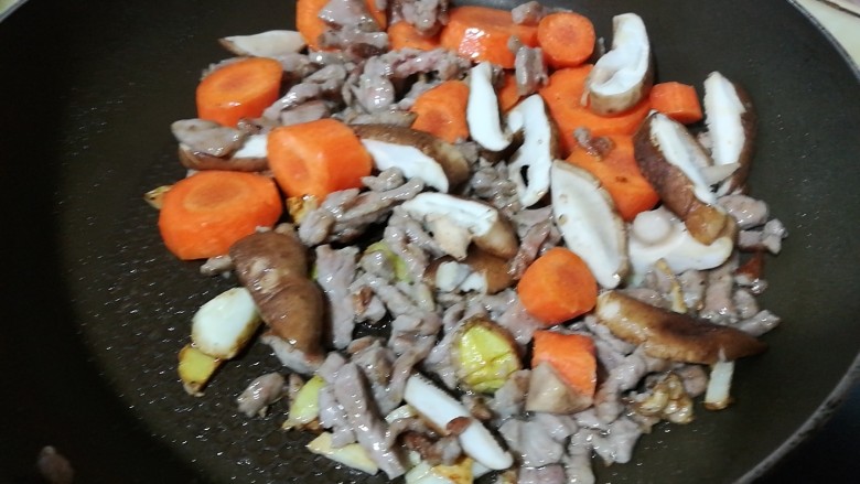 快手菜，胡萝卜番茄牛肉羹,加入胡萝卜香菇，快速翻炒