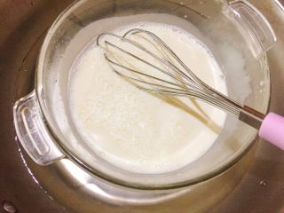 快手小食  芒果蛋挞,将淡奶油，牛奶，细砂糖，放入一个碗里，底下放一盆开水，隔着打这样细砂糖融化的快。