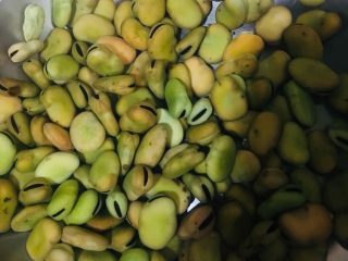 五香蚕豆,倒入泡好的蚕豆