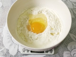 快手早餐  原味鸡蛋松饼,松饼粉过筛，加入纯牛奶，敲入一个鸡蛋