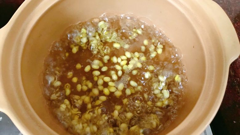 肉碎苦瓜汤,锅中煮开水，放入泡好的黄豆。