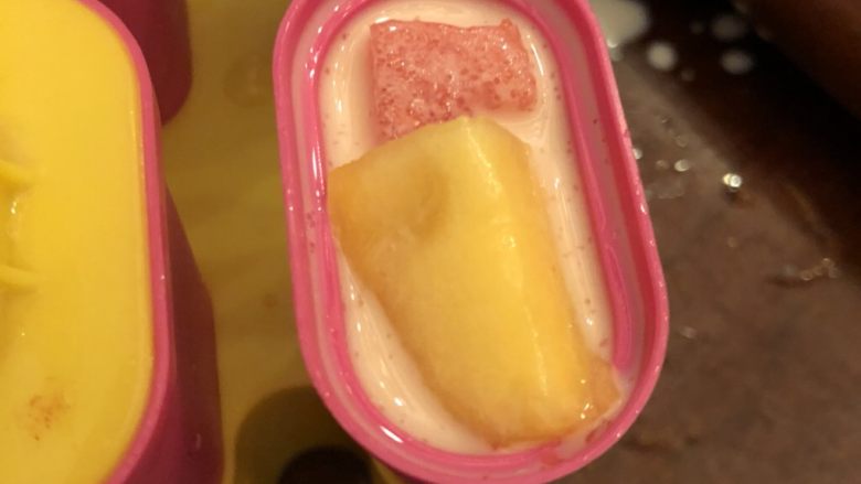 水果棒冰,把水果切小块放入模具再加入牛奶，放入冰箱冷冻。