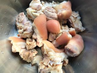 香菇干贝猪蹄汤,洗干净的猪蹄放入大点的碗里