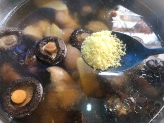 香菇干贝猪蹄汤,蒸好放入5g鸡精，搅拌均匀即可出锅