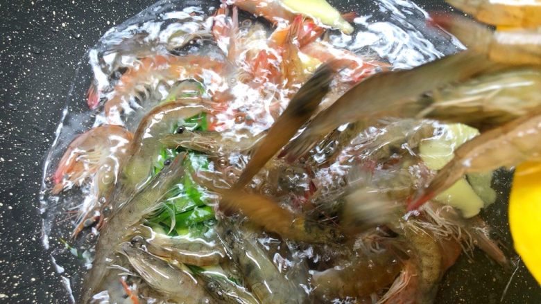 盐水虾,倒入洗净的明虾，煮3分钟