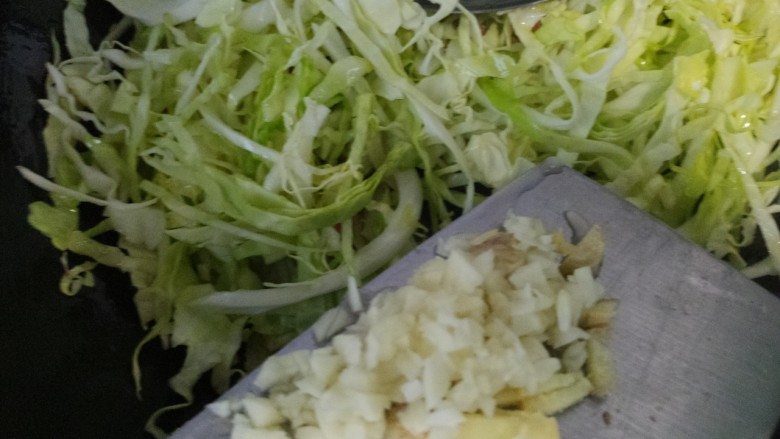 大头菜炒粉条火腿肠,再加入葱姜蒜。