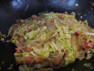 大头菜炒粉条火腿肠,翻炒均匀。