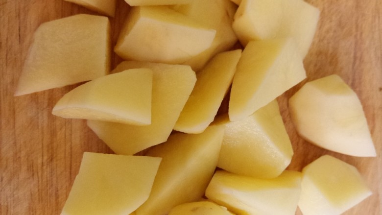 土豆炖排骨,把土豆切块。