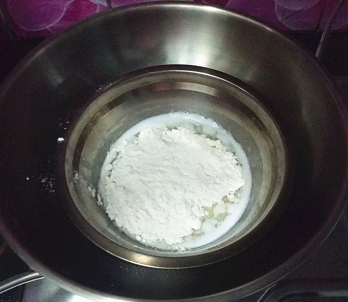 可可花奶油蛋糕卷,关火后倒入筛好的低筋面粉、快速用蛋抽拌匀后将盆取出