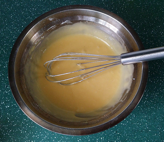 可可花奶油蛋糕卷,然后依次将蛋黄加入粉盆中、同样用蛋抽拌匀，这样蛋黄糊部分完成放一边备用