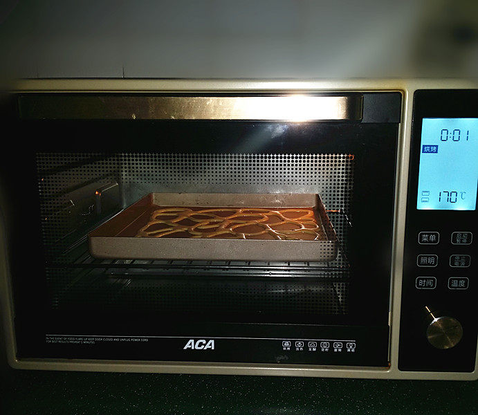 可可花奶油蛋糕卷,然后送至预热好的烤箱中层：170度上下火、烘烤1分钟取出晾凉备用